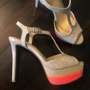 Women’s 7.5 Gianni Bini platform heels